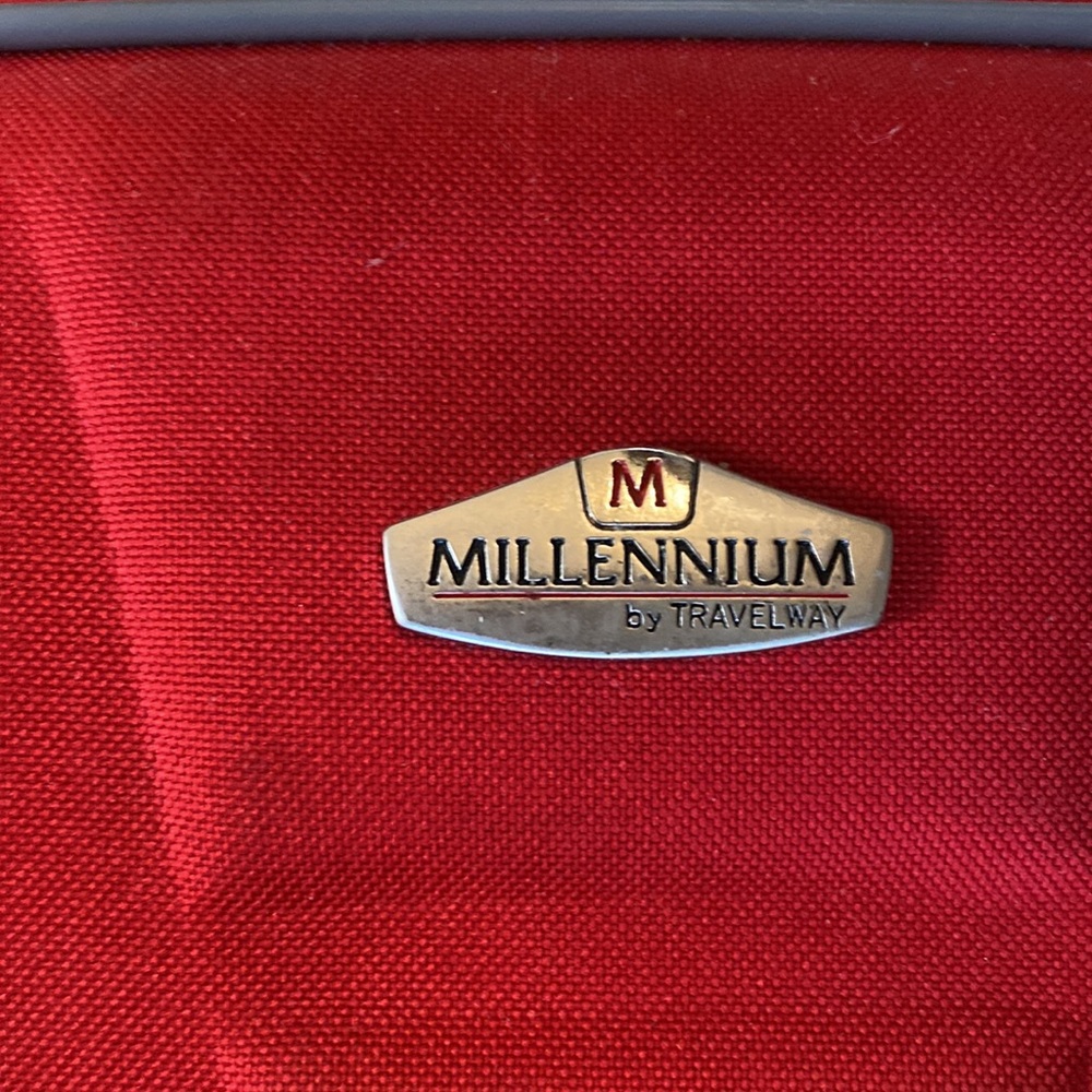 Red suitcase - Picture 5 of 12